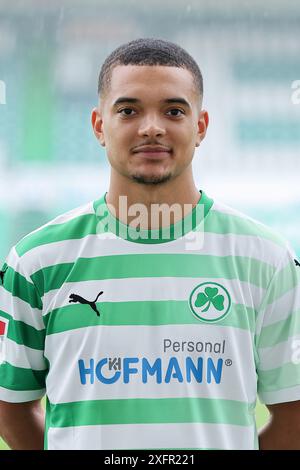 4. Juli 2024, Bayern, Fürth: Fußball: Bundesliga 2, Mediaday SpVgg Greuther Fürth, Maximilian Dietz. Foto: Daniel Löb/dpa - WICHTIGER HINWEIS: Gemäß den Vorschriften der DFL Deutschen Fußball-Liga und des DFB Deutschen Fußball-Bundes ist es verboten, im Stadion und/oder des Spiels aufgenommene Fotografien in Form von sequenziellen Bildern und/oder videoähnlichen Fotoserien zu verwenden oder zu nutzen. Stockfoto