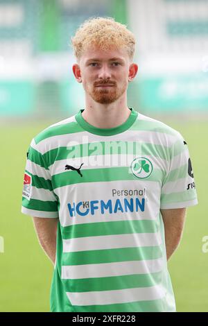 4. Juli 2024, Bayern, Fürth: Fußball: Bundesliga 2, Mediaday SpVgg Greuther Fürth, Jomaine Consbruch. Foto: Daniel Löb/dpa - WICHTIGER HINWEIS: Gemäß den Vorschriften der DFL Deutschen Fußball-Liga und des DFB Deutschen Fußball-Bundes ist es verboten, im Stadion und/oder des Spiels aufgenommene Fotografien in Form von sequenziellen Bildern und/oder videoähnlichen Fotoserien zu verwenden oder zu nutzen. Stockfoto