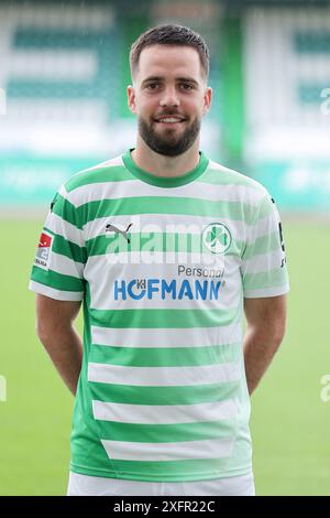 4. Juli 2024, Bayern, Fürth: Fußball: Bundesliga 2, Mediaday SpVgg Greuther Fürth, Niko Gießelmann. Foto: Daniel Löb/dpa - WICHTIGER HINWEIS: Gemäß den Vorschriften der DFL Deutschen Fußball-Liga und des DFB Deutschen Fußball-Bundes ist es verboten, im Stadion und/oder des Spiels aufgenommene Fotografien in Form von sequenziellen Bildern und/oder videoähnlichen Fotoserien zu verwenden oder zu nutzen. Stockfoto