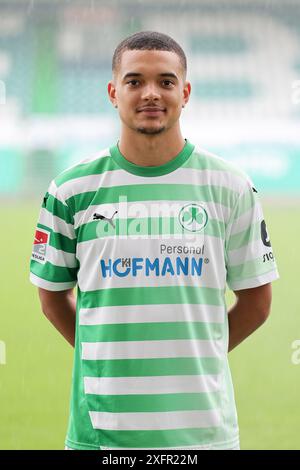 4. Juli 2024, Bayern, Fürth: Fußball: Bundesliga 2, Mediaday SpVgg Greuther Fürth, Maximilian Dietz. Foto: Daniel Löb/dpa - WICHTIGER HINWEIS: Gemäß den Vorschriften der DFL Deutschen Fußball-Liga und des DFB Deutschen Fußball-Bundes ist es verboten, im Stadion und/oder des Spiels aufgenommene Fotografien in Form von sequenziellen Bildern und/oder videoähnlichen Fotoserien zu verwenden oder zu nutzen. Stockfoto