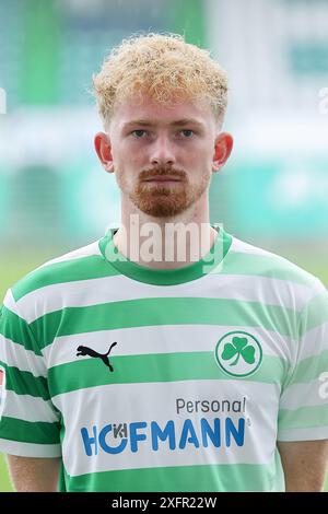 4. Juli 2024, Bayern, Fürth: Fußball: Bundesliga 2, Mediaday SpVgg Greuther Fürth, Jomaine Consbruch. Foto: Daniel Löb/dpa - WICHTIGER HINWEIS: Gemäß den Vorschriften der DFL Deutschen Fußball-Liga und des DFB Deutschen Fußball-Bundes ist es verboten, im Stadion und/oder des Spiels aufgenommene Fotografien in Form von sequenziellen Bildern und/oder videoähnlichen Fotoserien zu verwenden oder zu nutzen. Stockfoto