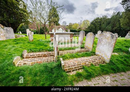 Seltene Ziegelsteingräber auf dem Friedhof der St. Mary's Church in Chiddingfold, einem Dorf in Surrey, Südosten Englands Stockfoto