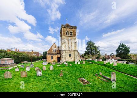 St Mary's Church und Kirchhof mit ordentlich bestellten Grabsteinen in Chiddingfold, einem Dorf in Surrey, Südosten Englands an einem sonnigen Tag mit blauem Himmel Stockfoto