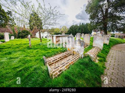 Seltene Ziegelsteingräber auf dem Friedhof der St. Mary's Church in Chiddingfold, einem Dorf in Surrey, Südosten Englands Stockfoto