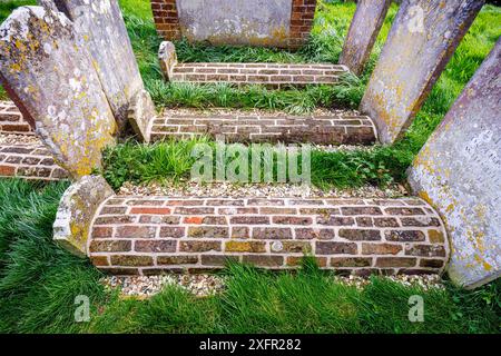 Seltene Ziegelsteingräber auf dem Friedhof der St. Mary's Church in Chiddingfold, einem Dorf in Surrey, Südosten Englands Stockfoto