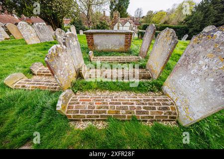 Seltene Ziegelsteingräber auf dem Friedhof der St. Mary's Church in Chiddingfold, einem Dorf in Surrey, Südosten Englands Stockfoto