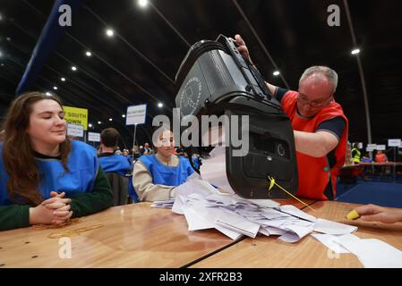 Im Titanic Exhibition Centre in Belfast wird während der Wahl 2024 eine Wahlurne geleert. Bilddatum: Donnerstag, 4. Juli 2024. Stockfoto