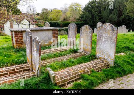 Seltene Ziegelsteingräber auf dem Friedhof der St. Mary's Church in Chiddingfold, einem Dorf in Surrey, Südosten Englands Stockfoto