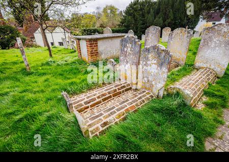 Seltene Ziegelsteingräber auf dem Friedhof der St. Mary's Church in Chiddingfold, einem Dorf in Surrey, Südosten Englands Stockfoto