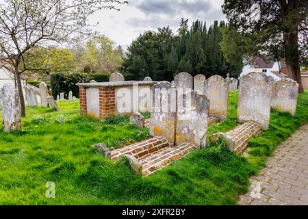 Seltene Ziegelsteingräber auf dem Friedhof der St. Mary's Church in Chiddingfold, einem Dorf in Surrey, Südosten Englands Stockfoto