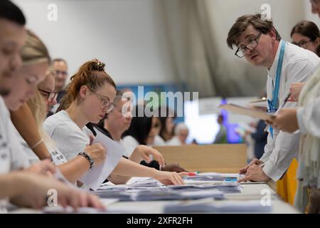 Mitcham, London, Großbritannien. Donnerstag, 4. Juli 2024. Der Graf begann im Canons Leisure Centre in Mitcham für die Sitze Wimbledon und Mitcham & Morden bei den britischen Parlamentswahlen. Quelle: Katie Collins/Alamy Live News Stockfoto