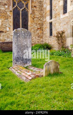 Seltene Ziegelsteingräber auf dem Friedhof der St. Mary's Church in Chiddingfold, einem Dorf in Surrey, Südosten Englands Stockfoto
