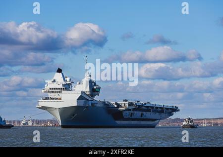 Der Flugzeugträger der Queen Elizabeth-Klasse „HMS Prince of Wales“ bereitet sich auf die Abreise von Portsmouth Harbour, Portsmouth, Hampshire, Südküste Engla vor Stockfoto