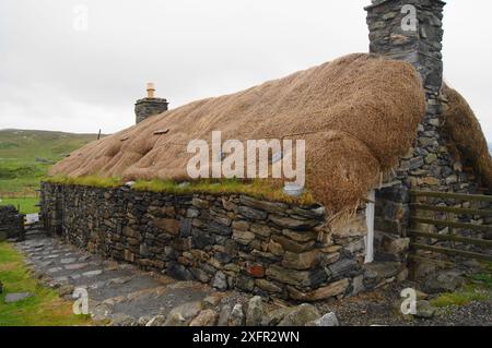 Raditional Crofting Blackhouse auf der Isle of Lewis in den Äußeren Hebriden, Schottland, Großbritannien Stockfoto