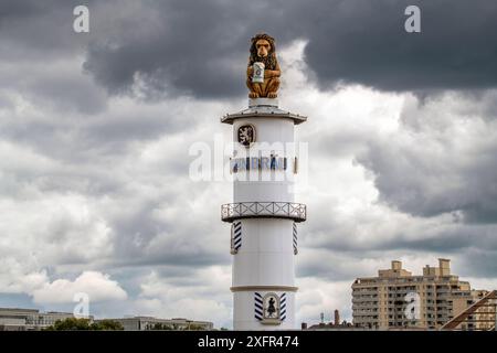 Aufbau Oktoberfest 2024, der traditionelle Löwe überblickt vom Löwenbräuturm die Theresienwiese, München, Juli 2024 Deutschland, München, Juli 2024, Aufbau Oktoberfest, der Löwenbräu-Löwe überblickt auf seinen traditionellen Turm die Wiesn Baustelle, dramatische Regenwolken bedecken den Himmel, das Oktoberfest 2024 begann am 21. September, Sommer, Bayern, bayerisch, *** Bau Oktoberfest 2024, der traditionelle Löwe überblickt die Theresienwiese vom Löwenbräu Turm, München, Juli 2024 Deutschland, München, Juli 2024, Bau Oktoberfest, der Löwenbräu Löwe überblickt das Wiesn-Konstrukt Stockfoto