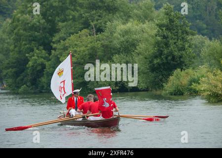 The Queen's Royal Swan Marker - David Barber und Ruderer im Boot während der Schwan-Erhöhung - die jährliche Zählung und Markierung der Schwäne auf der Themse. England, Vereinigtes Königreich, Juli 2016. Stockfoto