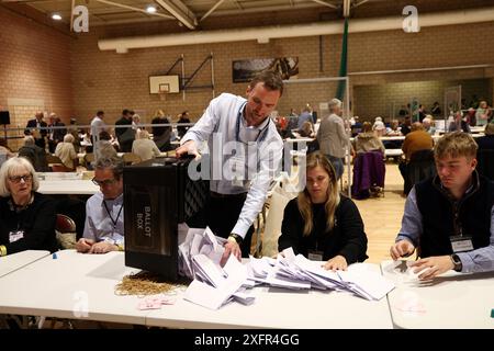 Im Northallerton Leisure Centre in Northallerton, North Yorkshire, wird eine Wahlurne geleert, während der Wahlkreise Richmond und Northallerton bei den Parlamentswahlen 2024 gewählt wurden. Bilddatum: Donnerstag, 4. Juli 2024. Stockfoto