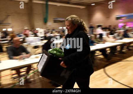 Die Wahlurnen kommen im Northallerton Leisure Centre in Northallerton, North Yorkshire, während der Wahlkreise Richmond und Northallerton bei den Parlamentswahlen 2024. Bilddatum: Donnerstag, 4. Juli 2024. Stockfoto