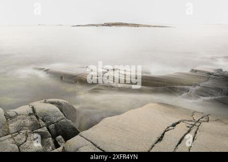 Kleine felsige Inseln oder Schiefer, Stockholmer Archipel, Schweden, August. Stockfoto