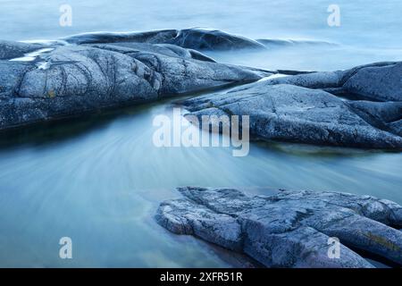 Kleine felsige Inseln oder Schiefer, Stockholmer Archipel, Schweden, August. Stockfoto