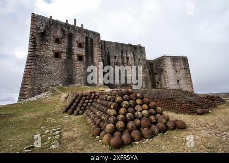 Blick auf La Citadelle vom Hinterhof aus mit einem Haufen Kanonenkugeln, UNESCO-Weltkulturerbe, Haiti, August 2016. Stockfoto