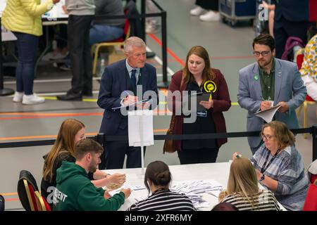 Glenrothes, Schottland. Juli 2024. Wahl im Vereinigten Königreich: Der liberale Demokrat Willie Rennie sieht zu, wie die Stimmen für alle vier Wahlkreise in Fife gezählt werden. Quelle: Tim Gray/Alamy Live News Stockfoto