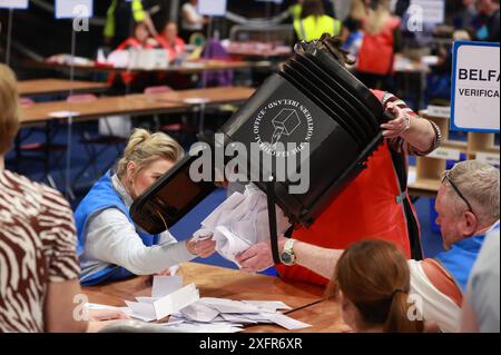 Im Titanic Exhibition Centre in Belfast wird während der Wahl 2024 eine Wahlurne geleert. Bilddatum: Donnerstag, 4. Juli 2024. Stockfoto