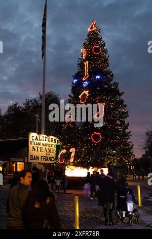 Sacramento, Kalifornien, USA. 24. Dezember 2023. Old Sacramento's Theatre of Lights Festival, ein kostenloses Urlaubsprogramm, um den Albtraum vor CH nachzustellen Stockfoto