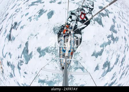 Passage nach einem Segelboot durch das Eis. Fotografiert von der Spitze des Mastes, Spitzbergen, Svalbard, Norwegen, Arktischer Ozean. Juli 2014. Stockfoto