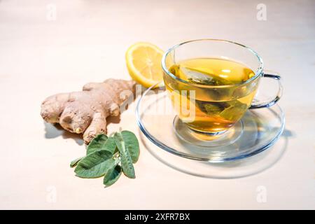 Tee aus Salbei, Ingwer und Zitrone, Hausmittel Behandlung gegen Erkältungen und Grippe auf hölzernem Hintergrund, Kopierraum, ausgewählter Fokus Stockfoto