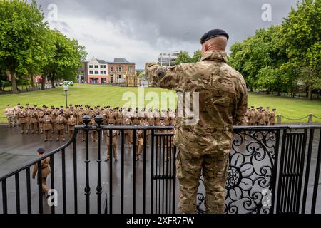 75 das Engineers Regiment übte sein Recht als Freier des Borough aus, indem es am Tag der Streitkräfte 2024 durch das Herz von Warrington marschierte. Stockfoto