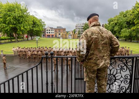 75 das Engineers Regiment übte sein Recht als Freier des Borough aus, indem es am Tag der Streitkräfte 2024 durch das Herz von Warrington marschierte. Stockfoto