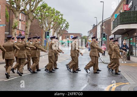 75 das Engineers Regiment übte sein Recht als Freier des Borough aus, indem es am Tag der Streitkräfte 2024 durch das Herz von Warrington marschierte. Stockfoto