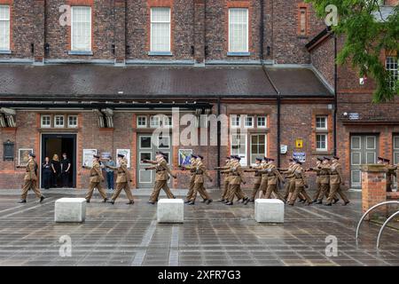 75 das Engineers Regiment übte sein Recht als Freier des Borough aus, indem es am Tag der Streitkräfte 2024 durch das Herz von Warrington marschierte. Stockfoto