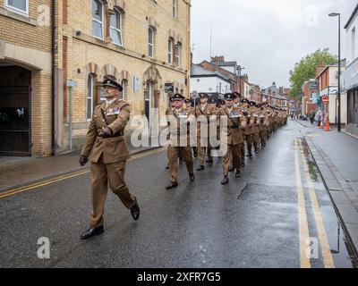 75 das Engineers Regiment übte sein Recht als Freier des Borough aus, indem es am Tag der Streitkräfte 2024 durch das Herz von Warrington marschierte. Stockfoto