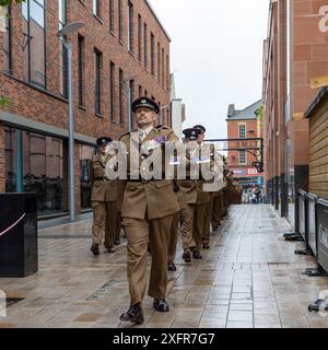 75 das Engineers Regiment übte sein Recht als Freier des Borough aus, indem es am Tag der Streitkräfte 2024 durch das Herz von Warrington marschierte. Stockfoto