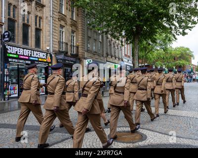 75 das Engineers Regiment übte sein Recht als Freier des Borough aus, indem es am Tag der Streitkräfte 2024 durch das Herz von Warrington marschierte. Stockfoto