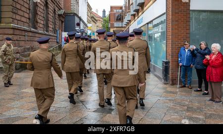 75 das Engineers Regiment übte sein Recht als Freier des Borough aus, indem es am Tag der Streitkräfte 2024 durch das Herz von Warrington marschierte. Stockfoto