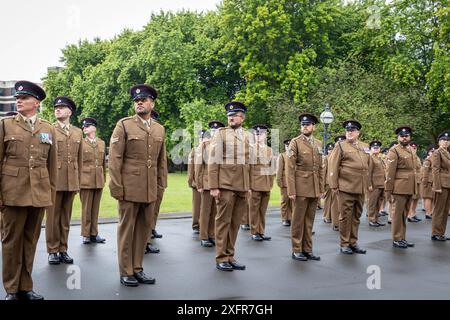 75 das Engineers Regiment übte sein Recht als Freier des Borough aus, indem es am Tag der Streitkräfte 2024 durch das Herz von Warrington marschierte. Stockfoto