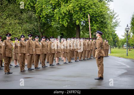 75 das Engineers Regiment übte sein Recht als Freier des Borough aus, indem es am Tag der Streitkräfte 2024 durch das Herz von Warrington marschierte. Stockfoto