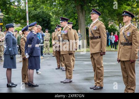 75 das Engineers Regiment übte sein Recht als Freier des Borough aus, indem es am Tag der Streitkräfte 2024 durch das Herz von Warrington marschierte. Stockfoto