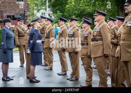 75 das Engineers Regiment übte sein Recht als Freier des Borough aus, indem es am Tag der Streitkräfte 2024 durch das Herz von Warrington marschierte. Stockfoto