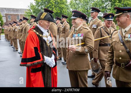 Der Bürgermeister spricht mit einem Offizier mit einem Stab des 75 Engineers Regiment, während er seine Rechte als Freemen of Warrington am Tag der Streitkräfte 2024 ausübt. Stockfoto