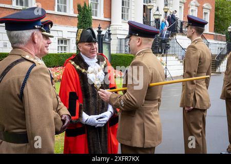 Der Bürgermeister spricht mit einem Offizier mit einem Stab des 75 Engineers Regiment, während er seine Rechte als Freemen of Warrington am Tag der Streitkräfte 2024 ausübt. Stockfoto