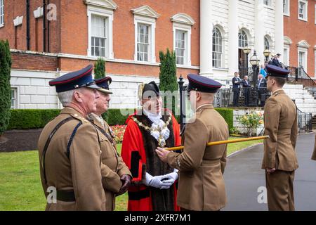 Der Bürgermeister spricht mit einem Offizier mit einem Stab des 75 Engineers Regiment, während er seine Rechte als Freemen of Warrington am Tag der Streitkräfte 2024 ausübt. Stockfoto