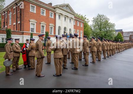 Der Bürgermeister spricht mit einem Offizier mit einem Stab des 75 Engineers Regiment, während er seine Rechte als Freemen of Warrington am Tag der Streitkräfte 2024 ausübt. Stockfoto