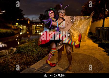 Park Ranger Niki Lake posiert als „Batty the Clown“ neben ihrer Freundin „Ellie the Moth“ in San Antonio, wo eine Junggesellenkolonie mexikanischer Freischwanzfledermäuse (Tadarida brasiliensis) unter der Brücke lebt. San Antonio, Texas, USA, Juli 2015. Stockfoto