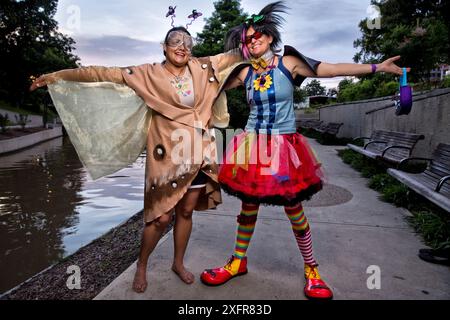 Park Ranger Niki Lake posiert als „Batty the Clown“ neben ihrer Freundin „Ellie the Moth“ in San Antonio, wo eine Junggesellenkolonie mexikanischer Freischwanzfledermäuse (Tadarida brasiliensis) unter der Brücke lebt. San Antonio, Texas, USA, Juli 2015. Stockfoto