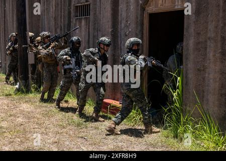 US-Marines, die der Bravo Company, dem Bataillon Landing Team 1/5, der 15. Marine Expeditionary Unit und der Republik Korea zugeteilt wurden, brechen eine Struktur im Marine Corps Training Area Bellows, Waimanalo, Hawaii, während der Übung Rim of the Pacific (RIMPAC) am 2024. Juni 30 auf. Die beiden Partnerländer führten die Ausbildung durch, um Fertigkeiten zu verbessern und den Zusammenhalt zu stärken. 29 Nationen, 40 Überlandschiffe, drei U-Boote, 14 nationale Landstreitkräfte, mehr als 150 Flugzeuge und 25.000 Mitarbeiter nehmen vom 27. Juni bis 1. August an der RIMPAC Teil. Das weltweit größte internationale Stockfoto