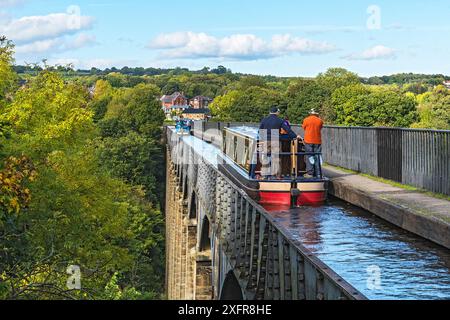 Kanalkähne überqueren das Aquädukt Pont-Cysyllte und fahren nördlich über den Fluss Dee, nahe Trevor im Vale of Llangollen, Nordwales, Großbritannien September 2017. Stockfoto